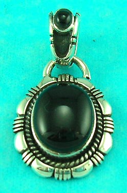 wholesale jewelry dealer displays round pendant with pure onyx inlaid along with beautiful decorating on the side 