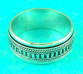 crown jewelry bling group delivers artistic carved ring which symbolize wealth, perfect gift choice 